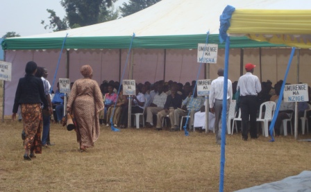 Abaturage bo mu mirenge itandukanye bitabiriye iyo nama.