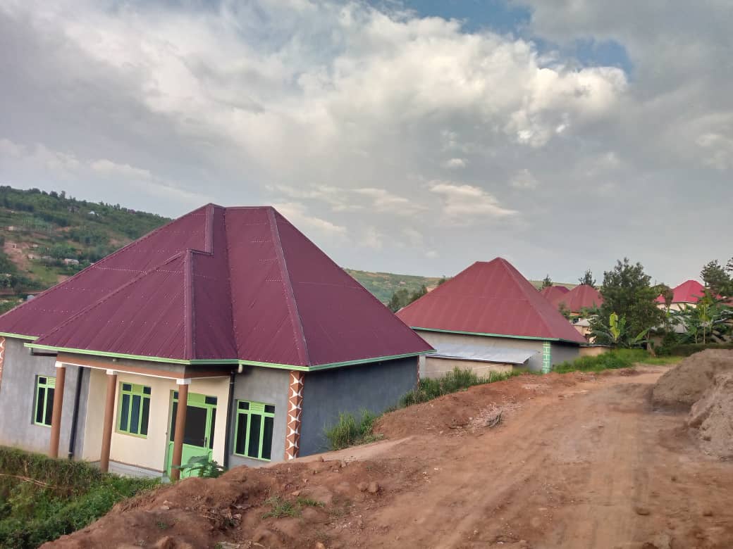 Izi nzu nta muriro zigira nubwo zahawe ibikorwa remezo byawo