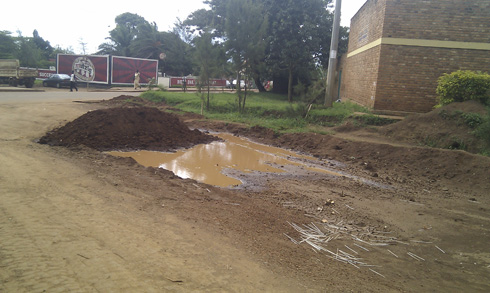 Aho imashini zanyuze imiyoboro y'amazi yaracitse.