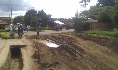 Aho imiyoboro yacitse amazi yasakaye mu mihanda.