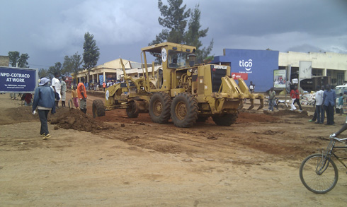 Imashini za NPD-COTRACO zashishimuye ahagiye kubakwa imihanda myiza mishya.