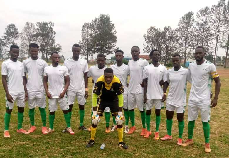 Mbanze Joshua uri iburyo wambaye igitambaro cy