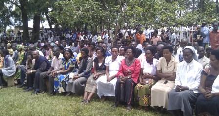 Abaturage bitabiriye umuhango wo gutangiza icyumweru cyo kwibuka mu karere ka Rwamagana.