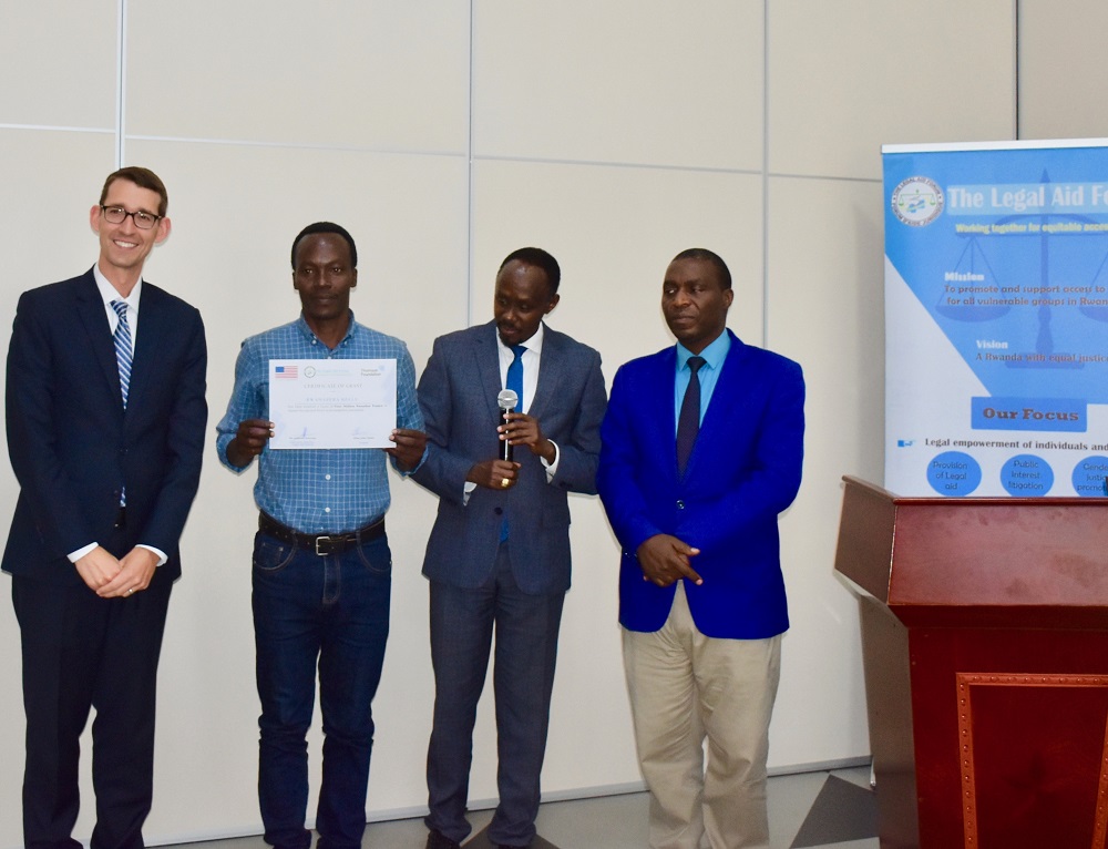 Umunyamakuru Kelly Rwamapera na we ari mu bahawe inkunga y'Amafaranga Miliyoni enye izamufasha gukora inkuru icukumbuye