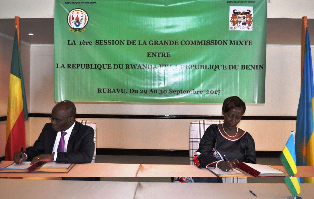 Abaminisitiri b'ibihugu byombi basinya amasezerano y'ubufatanye