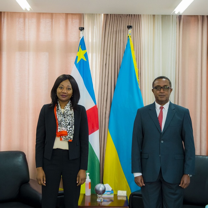 Sylvie Baïpo-Témon hamwe na Dr Vincent Biruta baganiriye ku guteza imbere umubano w