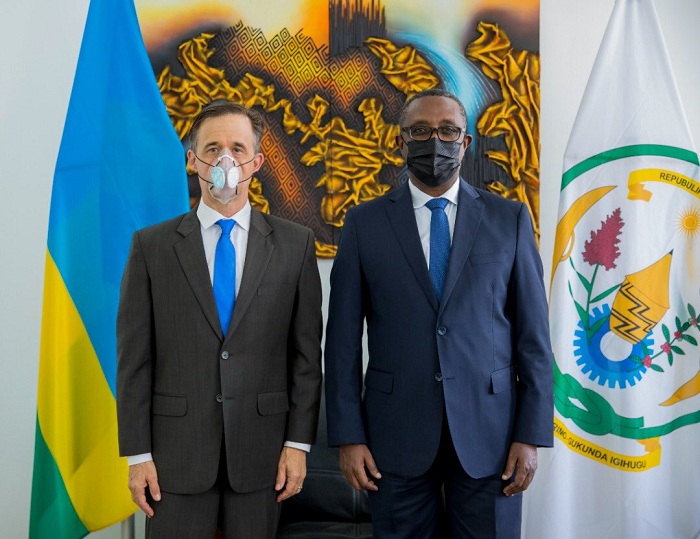 Minisitiri Biruta yakiriye Amb Peter Vrooman 