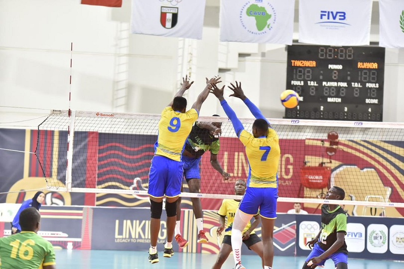 Muvara Ronal (7) na Dusenge Wicklif bagerageza guhagarika umukinnyi wa Tanzania