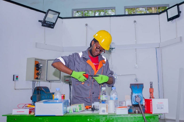 Irimaso David na we yakoze ibijyanye n'amashanyarazi yegukaba umudari w'umuringa