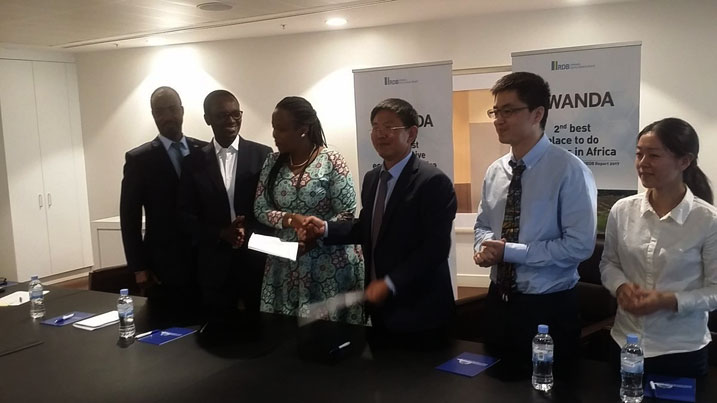 Bahererekanya amasezerano yo kubaka uruganda ruzaha akazi abasaga 20