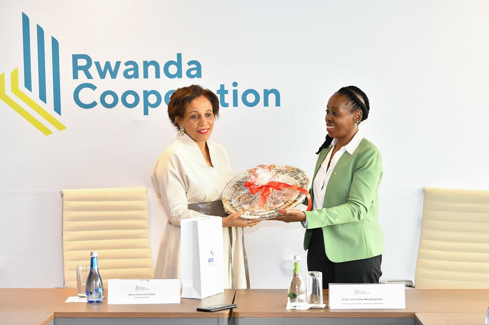 Ambasaderi Christine Nkulikiyinka yashyikirije mugenzi we wo muri Comoros impano z'ibikorerwa mu Rwanda