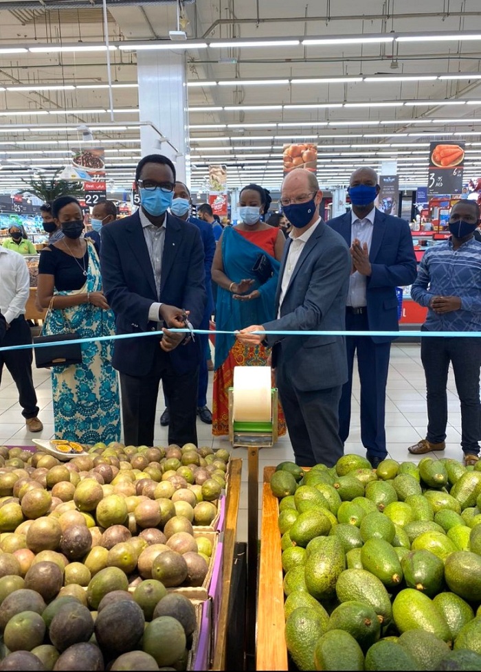 Ambasaderi Hategeka n'uhagarariye MAF Carrefour mu gutangiza ubwo bufatanye