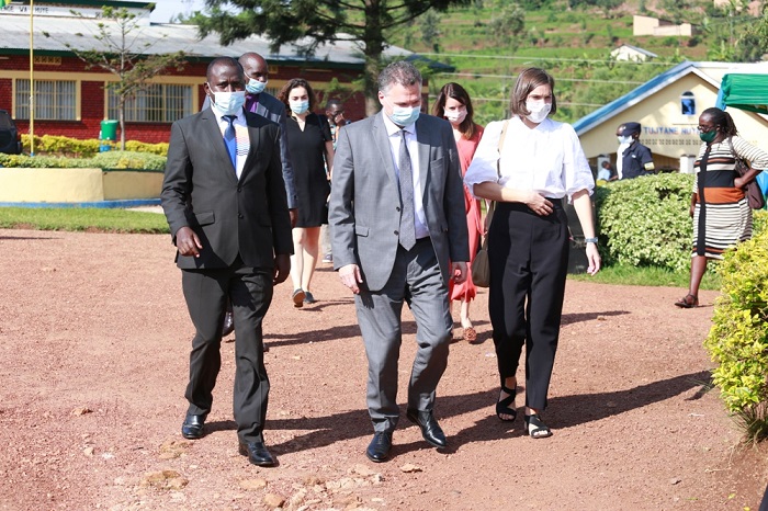 Ambasaderi w'u Bufaransa mu Rwanda ari kumwe n'umunyamabanga nshingwabikorwa w'Akarere ka Huye