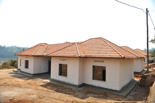 Zimwe mu nzu zamaze kubakwa zigenewe abazimura ahantu hahanamye. Harateganywa kubakwa nk'izi ibihumbi 30 mu gihe gito