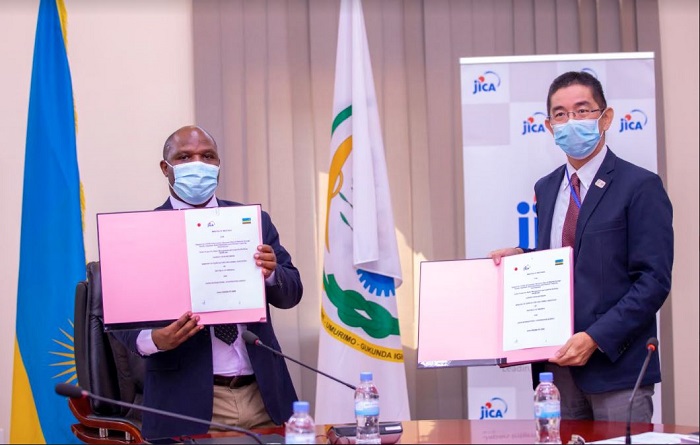 Musabyimana na Maruo bashyize umukono ku masezerano yo guha abahinzi inkunga y