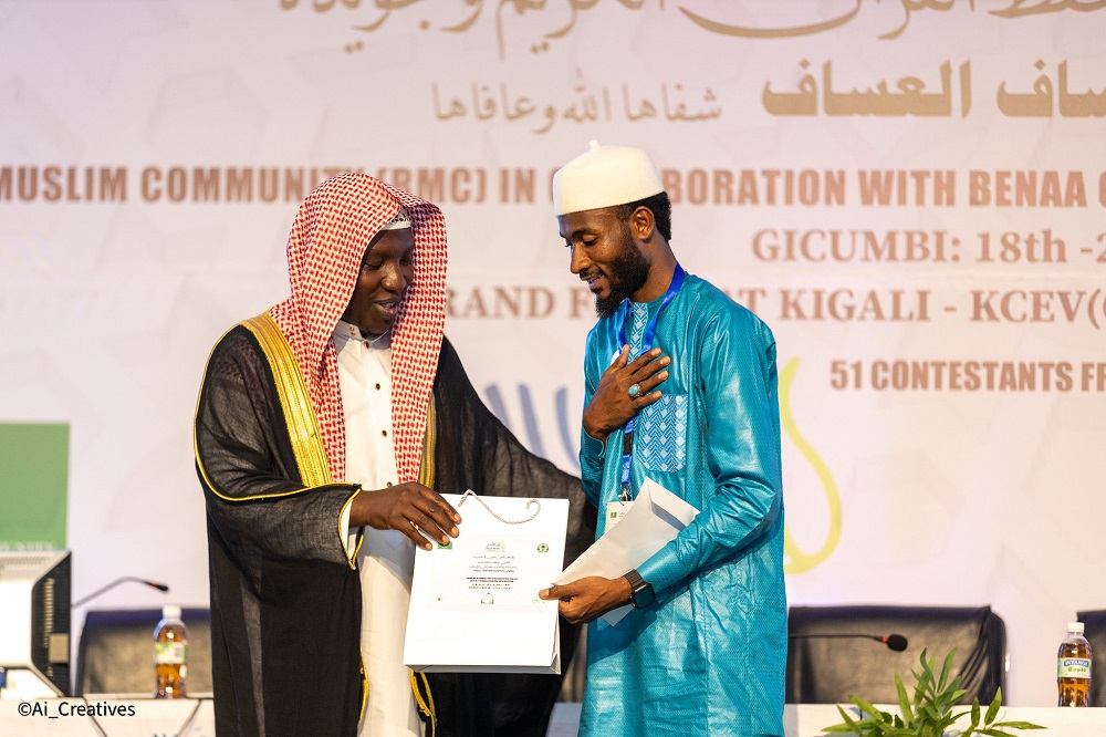 Idrissa Abdramane Moussa wo muri Tchad wabaye uwa kabiri (wambaye ingofero y'umweru) ashyikirizwa ibihembo