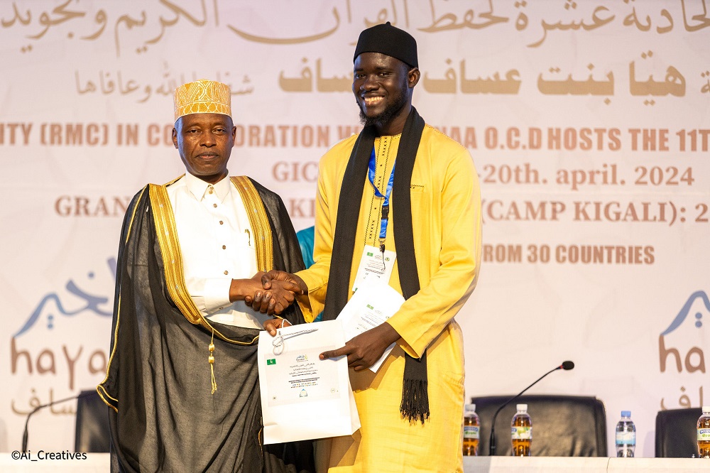 Diop Cheikh wo muri Senegal yabaye uwa mbere, ashyikirizwa igihembo na Mufti w'u Rwanda