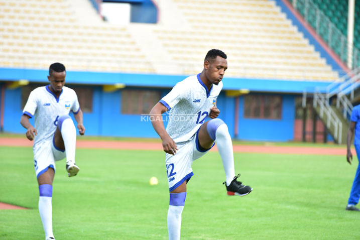 Ally Niyonzima wa Mukura na Yannick Mukuzi wa APR Fc inyuma ye ..