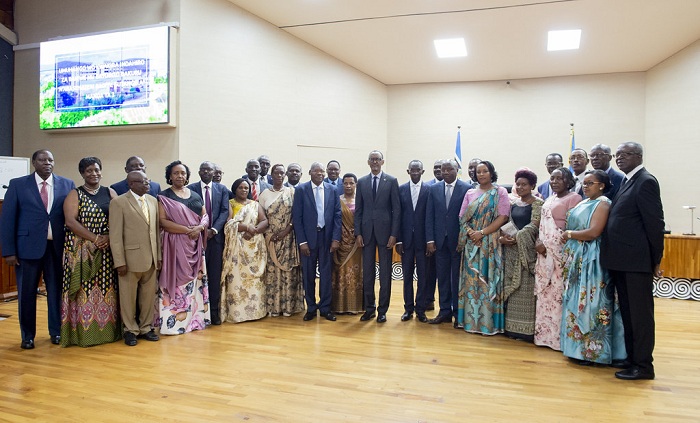 Abayobozi bakuru b'Igihugu hamwe n'abagize Sena nshya bafashe ifoto y'urwibutso 