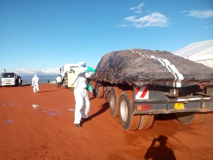 Ku mupaka wa Rusumo imodoka yikoreye ibicuruzwa iraterwa umuti 