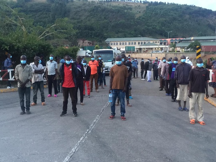 Bagera ku mupaka bagahabwa udupfukamunwa bakabona kwinjira mu Rwanda