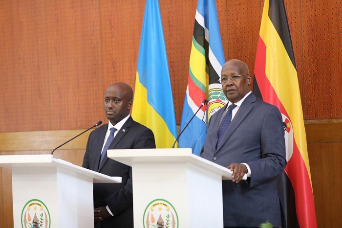 Abari bahagarariye ibihugu byombi bahaye ikiganiro abanyamakuru nyuma y