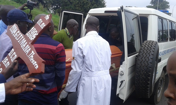 Umurambo bawinjiza mu modoka ya Uganda