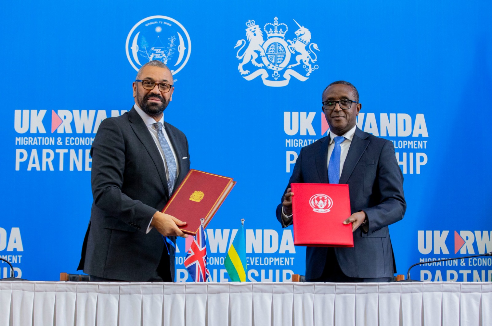 Minisitiri w'Umutekano mu Bwongereza, James Cleverly na Minisitiri w'Ububanyi n'Amahanga w'u Rwanda, Dr Vincent Biruta, mu Kuboza 2023 bashyize umukono ku masezerano avuguruye hagati y'u Rwanda n'u Bwongereza y'ubufatanye mu bijyanye n'abimukira