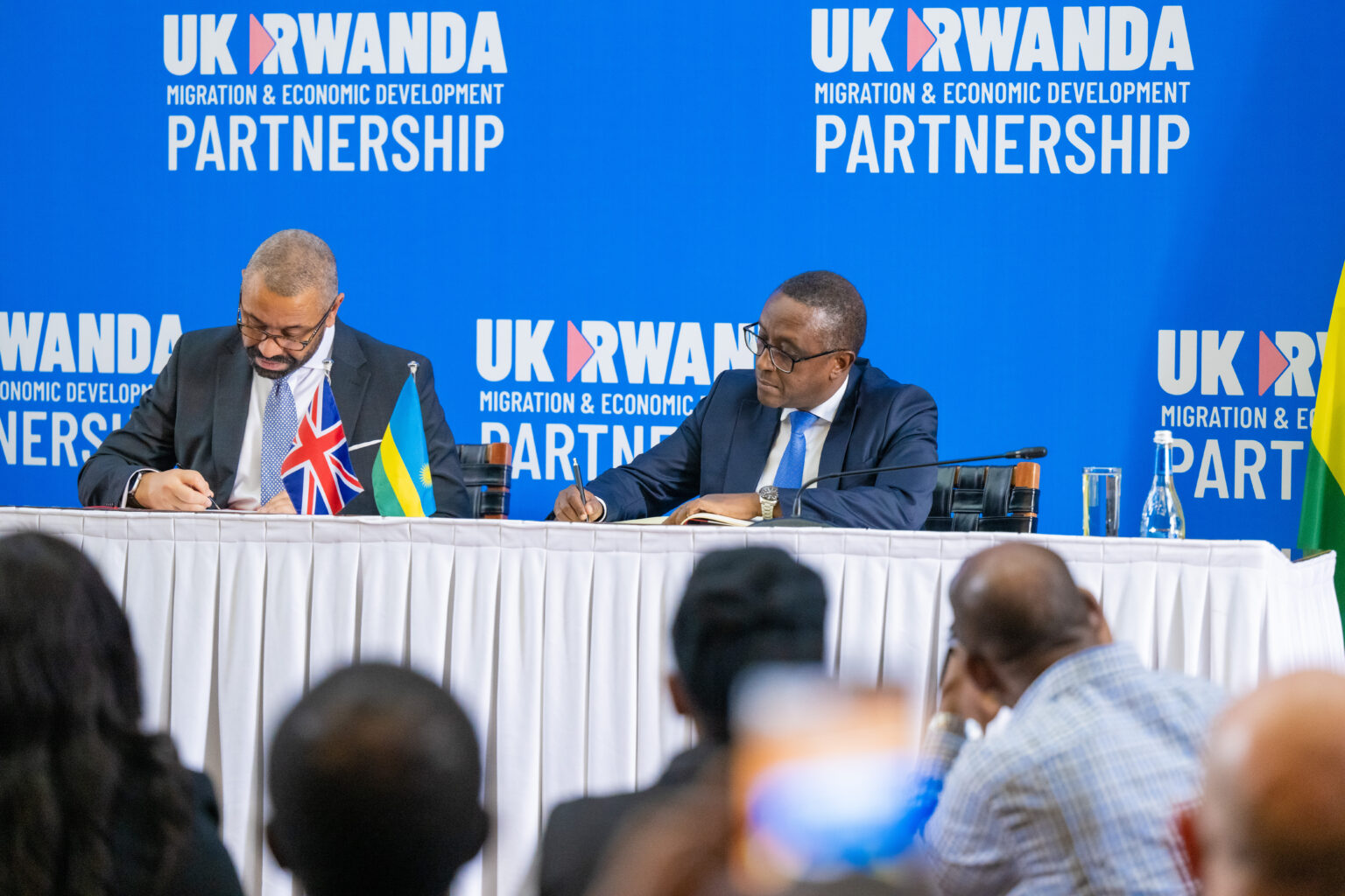 Minisitiri w'Umutekano mu Bwongereza, James Cleverly na Minisitiri w'Ububanyi n'Amahanga w'u Rwanda, Dr Vincent Biruta, baherutse gusinya amasezerano avuguruye hagati y'u Rwanda n'u Bwongereza ajyanye n'ubufatanye mu bijyanye n'abimukira n'iterambere