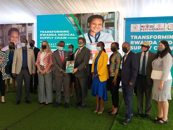 Basinye amasezerano bari kumwe n'Abayobozi ku ruhande rwa USA n'u Rwanda, harimo Minisitiri w'Ubuzima Dr Daniel Ngamije