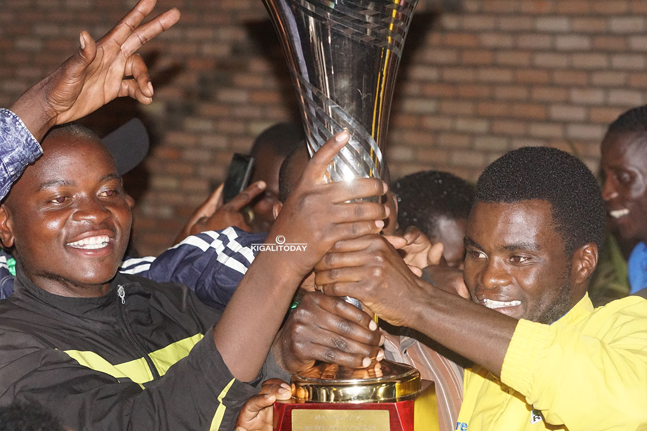 Bonaventure Uwizeyimana yishimana n'abakunzi b'uyu mukino bari baje kumwakira