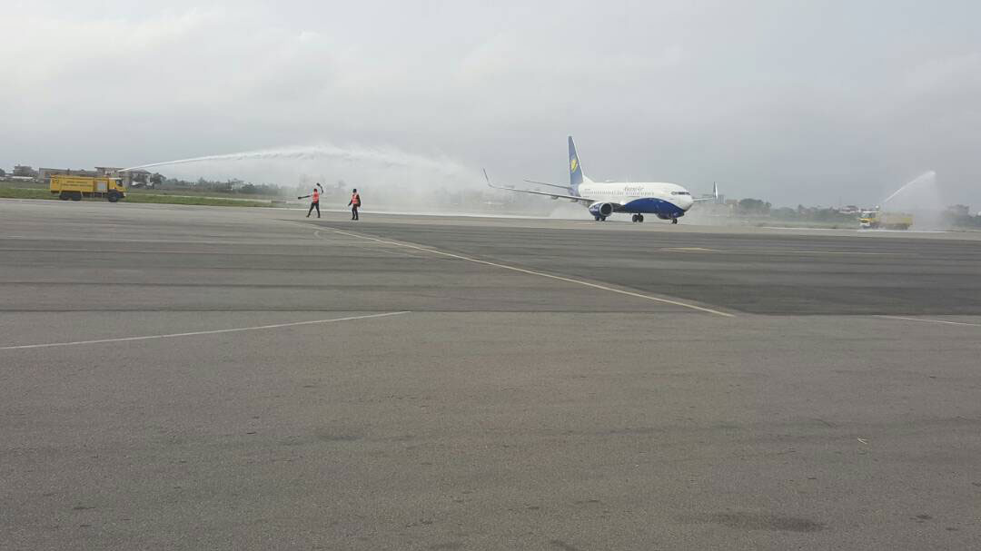 Indege ya RwandAir, B737-800NG ku kibuga cy'indege cya Benin 