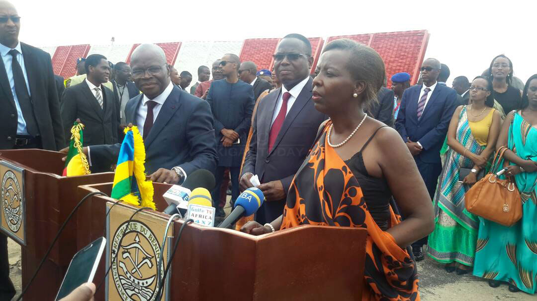 Minisitiri Mushikiwabo na Minisitiri w'ububanyi n'amahanga wa Benin, Aurelien Agbenonchi mu gikorwa cyo gufungura icyicaro gishya cya RwandAir muri Benin