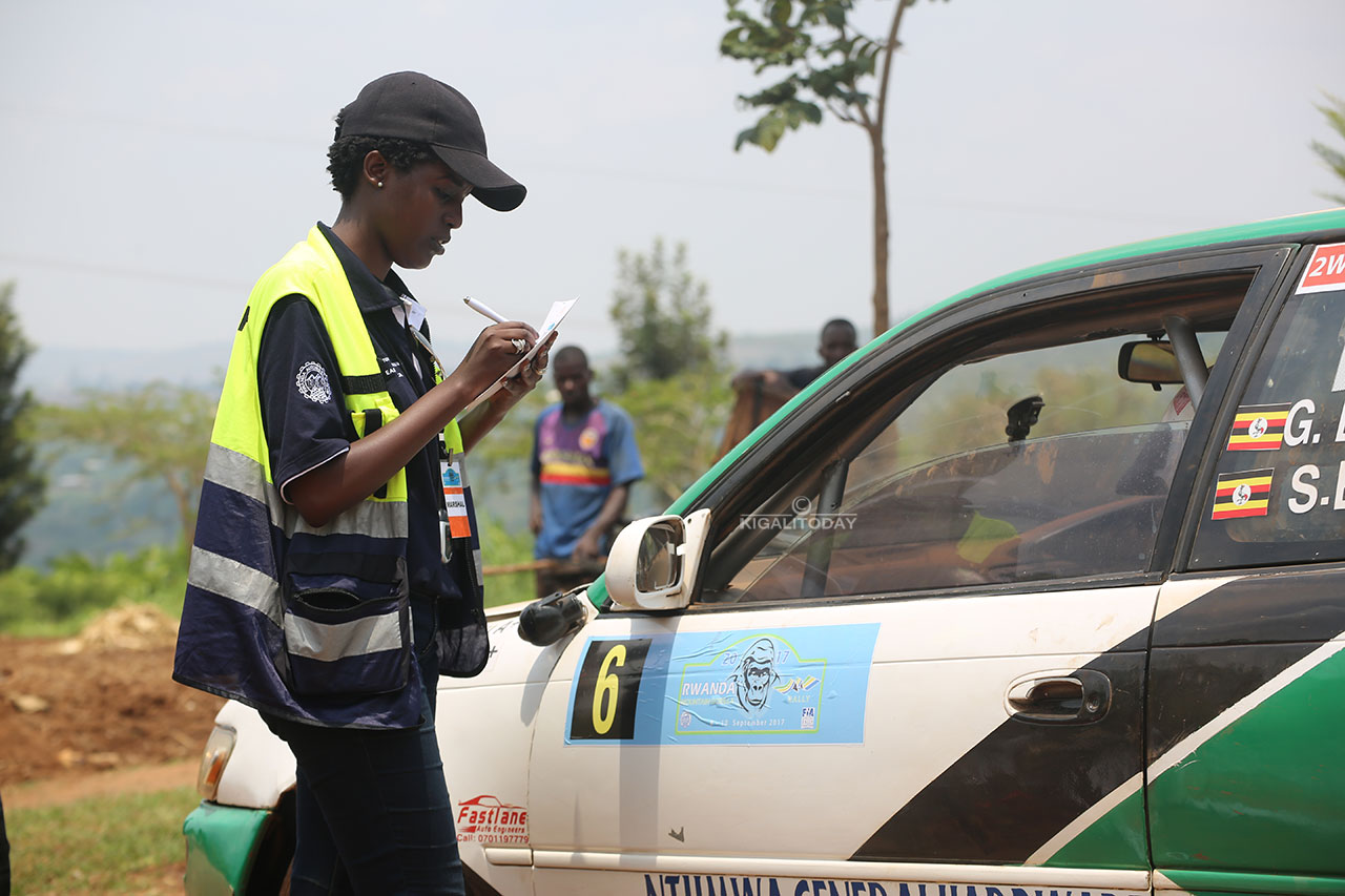 Abashinzwe gukurikirana iri siganwa bandikaga ibihe imodoka yakoresheje muri buri gace