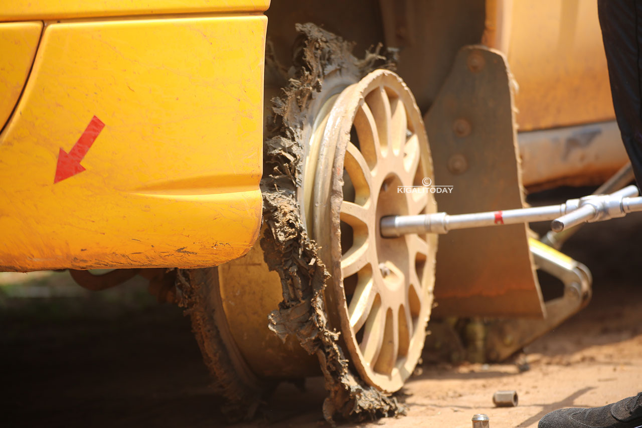 Uyu imodoka ye, ipine ryamubanye ubushwambagara