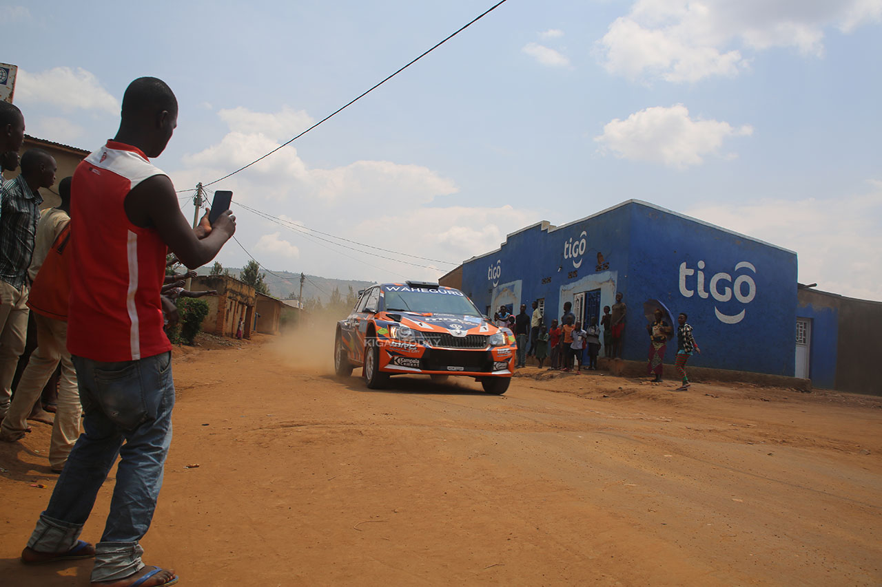 Na Mobayiro ye, arafotora imodoka y'akataraboneka, ari nayo ihenze muri Rwanda Mountain Gorilla Rally 2017