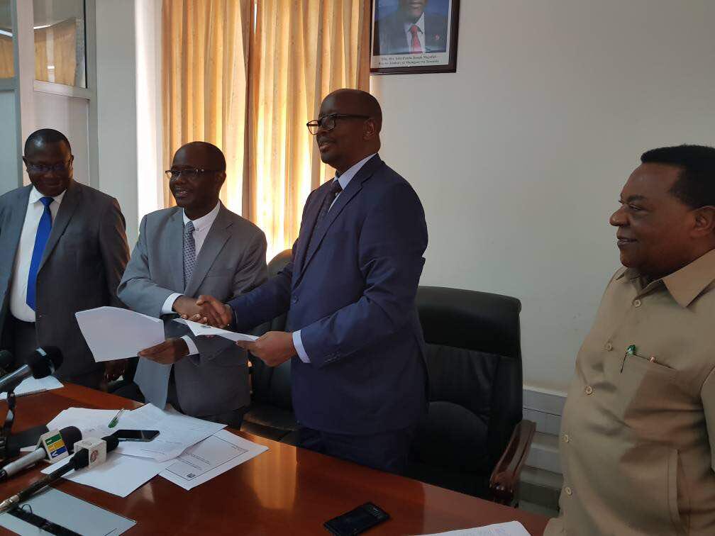 Minisitiri Musoni James na Minisitiri Prof Mahame basinya amasezerano yo gutangiza imirimo y'uyu muhanda