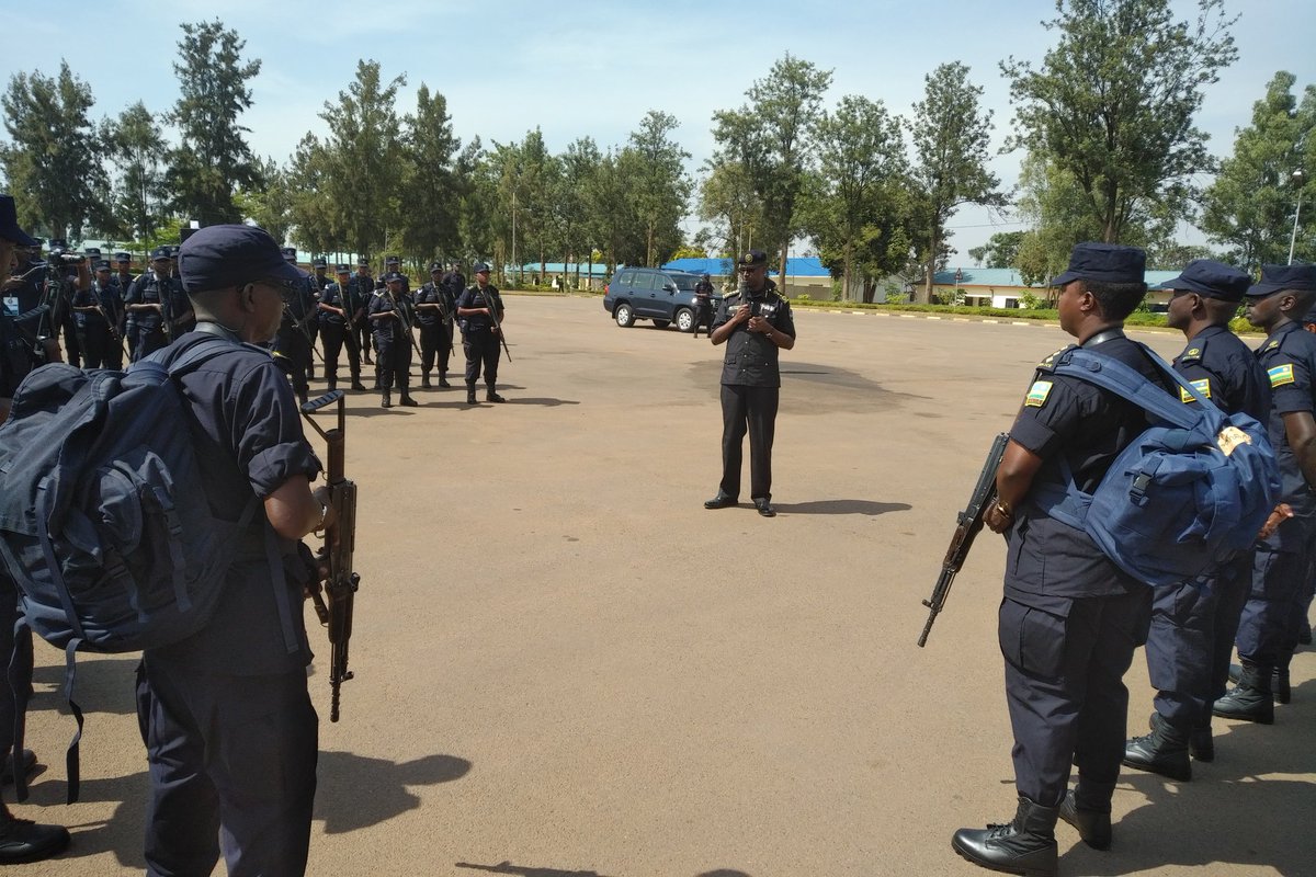 Umuyobozi wungirije wa Police y'igihugu Dan Munyuza atanga impanuro ku bapolisi bagiye mu butumwa