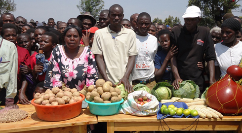 Abaturage bo mu murenge wa Rwankuba berekana ibyo bejeje mu mwaka 2011-2012. 