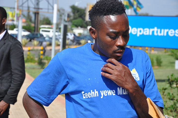 Rwarutabura ntiyabashije guherekeza ikipe ye.