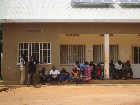 Bamwe bari bicaye imbere y