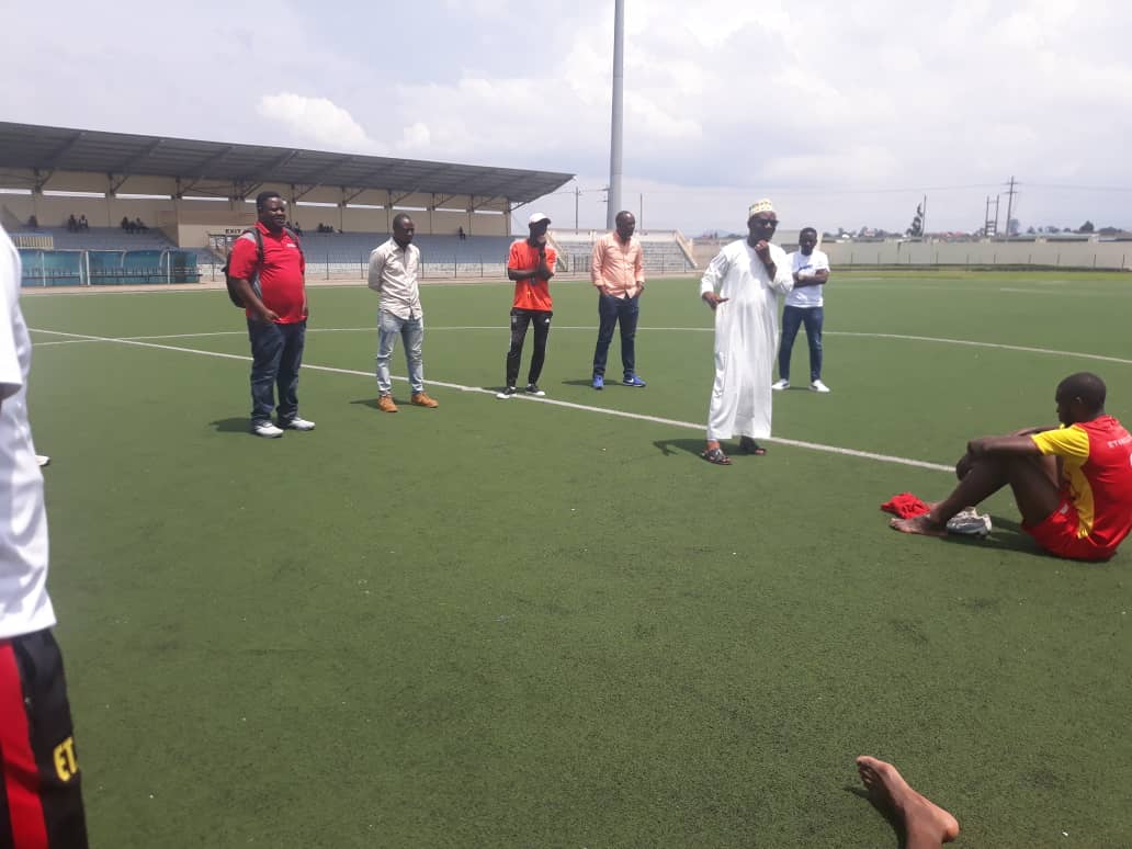 Rwezambuga Singirankabo Depite (wambaye ikanzu) ubwo yaganiraga n'abakinnyi nyuma y'imyitozo