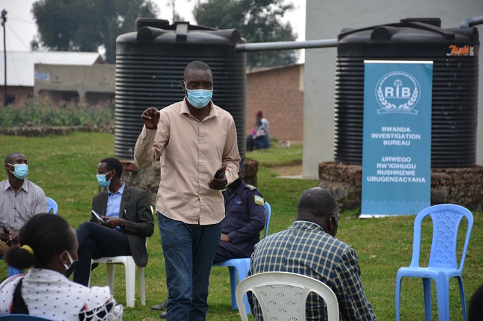 Rwibasira Jean Bosco aganiriza abaturage