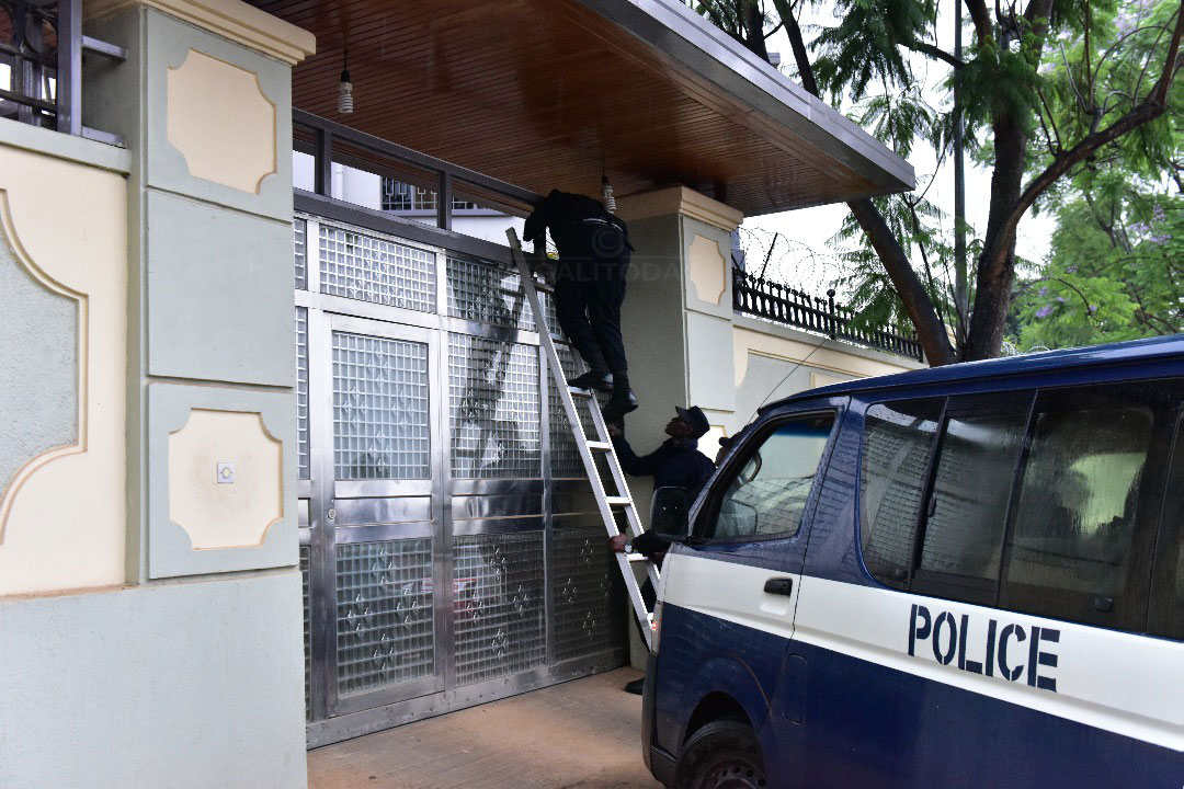 Abapolisi buririye ku rwego babona kugera imbere kuko bari babuze ubakingurira 