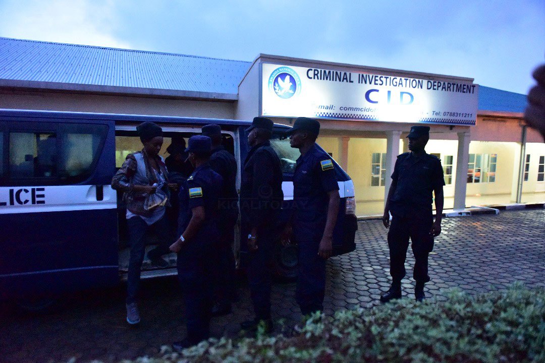 Ubwo bagezwaga ku biro bishinzwe iperereza 