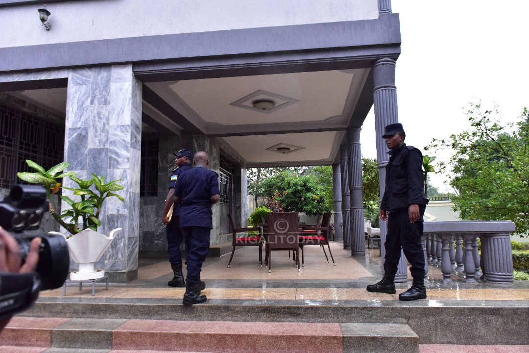 Aha abapolisi bari bamaze kwinjira mu rugo 