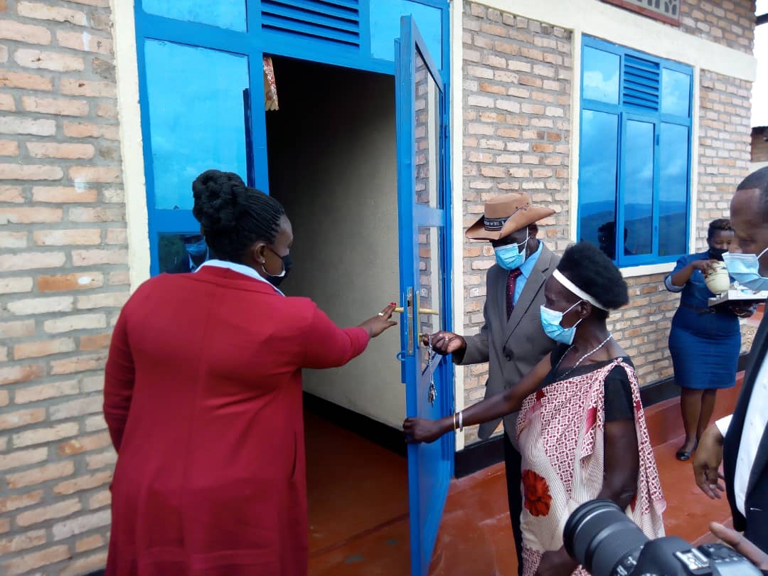 Rwihandagaza yashyikirijwe inzu yo mu zabukuru ku myaka 80 akaba yari asanzwe atuye mu manegeka
