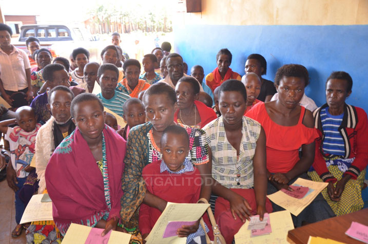 Ababyeyi bivuriza ku kigo nderabuzima cya Rwinzuki bavuga ko babangamiwe no kubyarira ahatabona