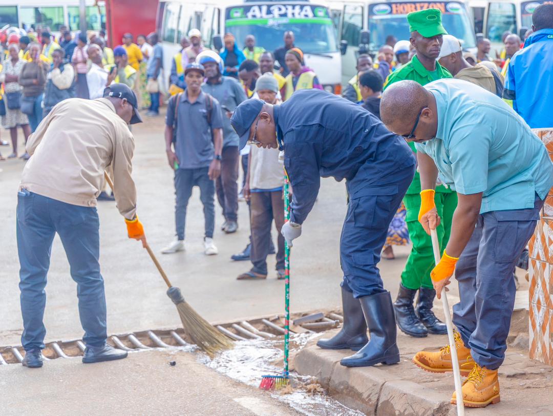 Umuyobozi w'Umujyi wa Kigali, Samuel Dusengiyumva mu muganda w'isuku