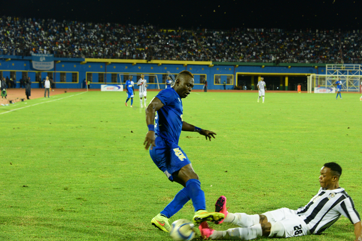 Ismail Diarra na Rwatubyaye Abdul ubwo bari bahanganye